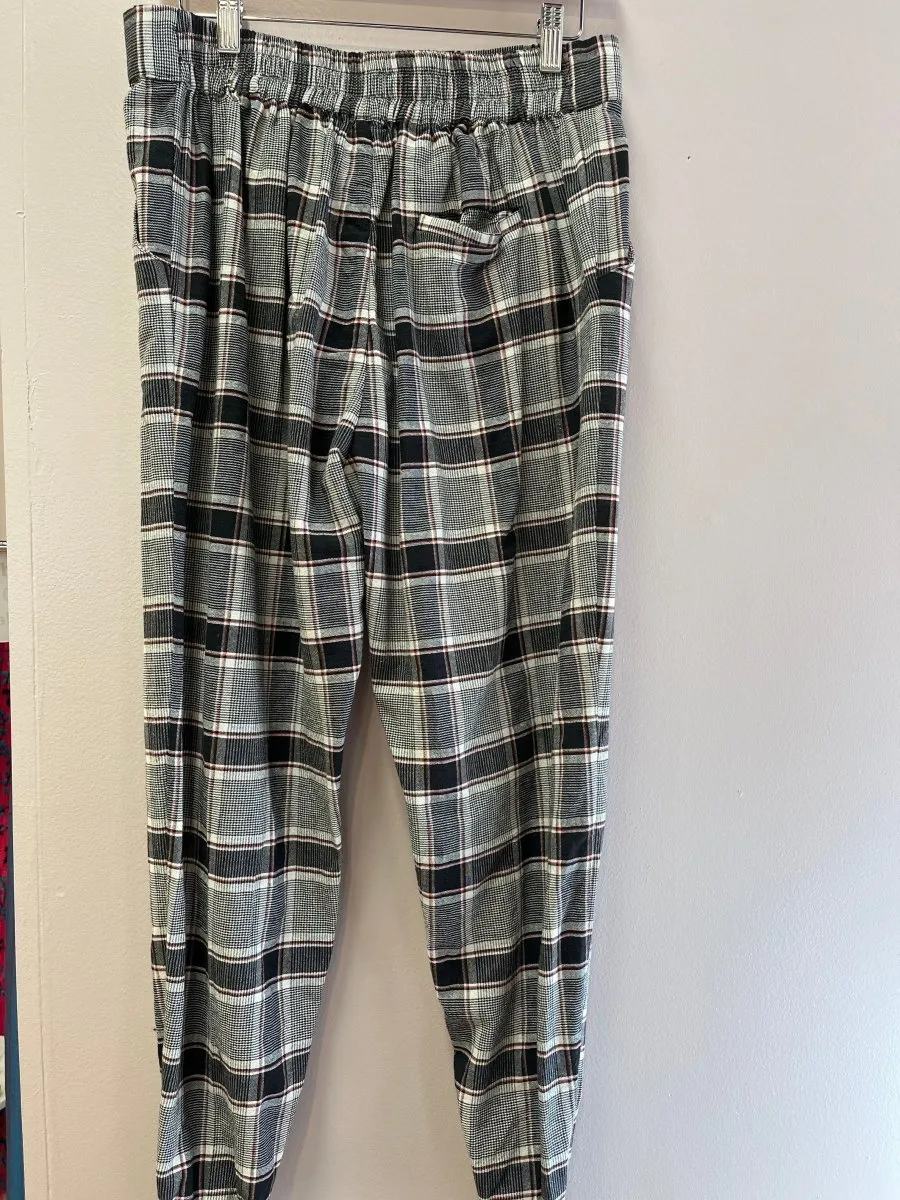 Jogger with elastic at ankle