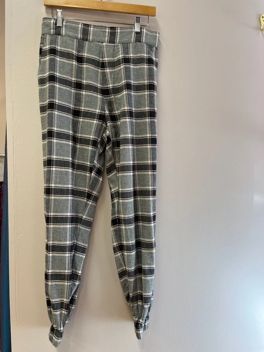 Jogger with elastic at ankle